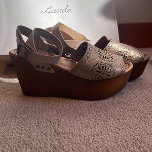 Liendo, rose gold metallic platform. Size 6.